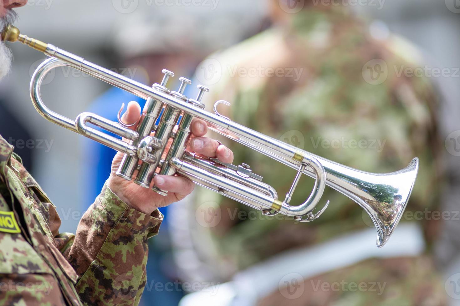 detalj av en trumpet som spelas av en soldat under en parad foto