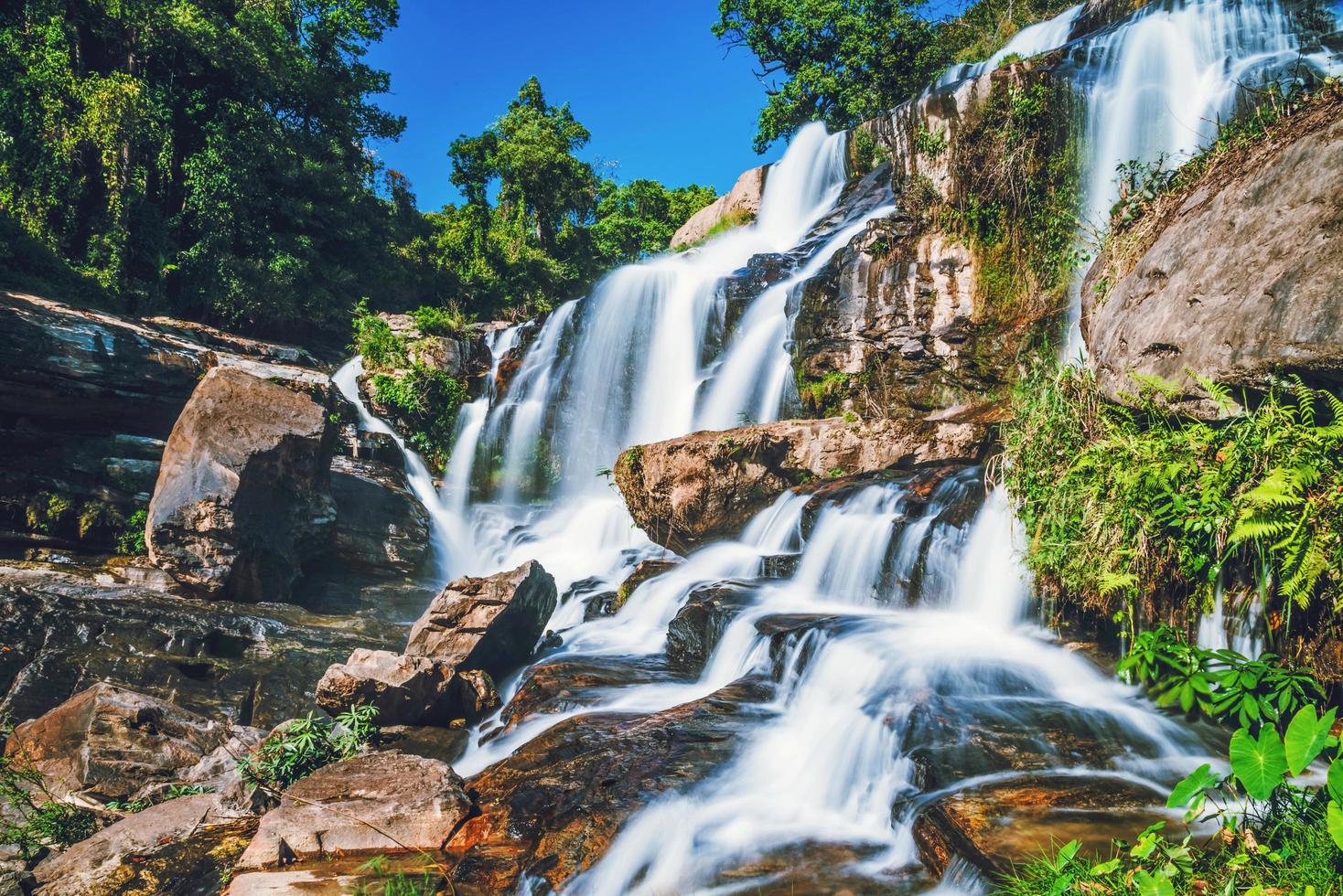 naturlig bakgrund vattenfall. reser naturen. resa slappna av vattenfall. på sommaren. thailand foto