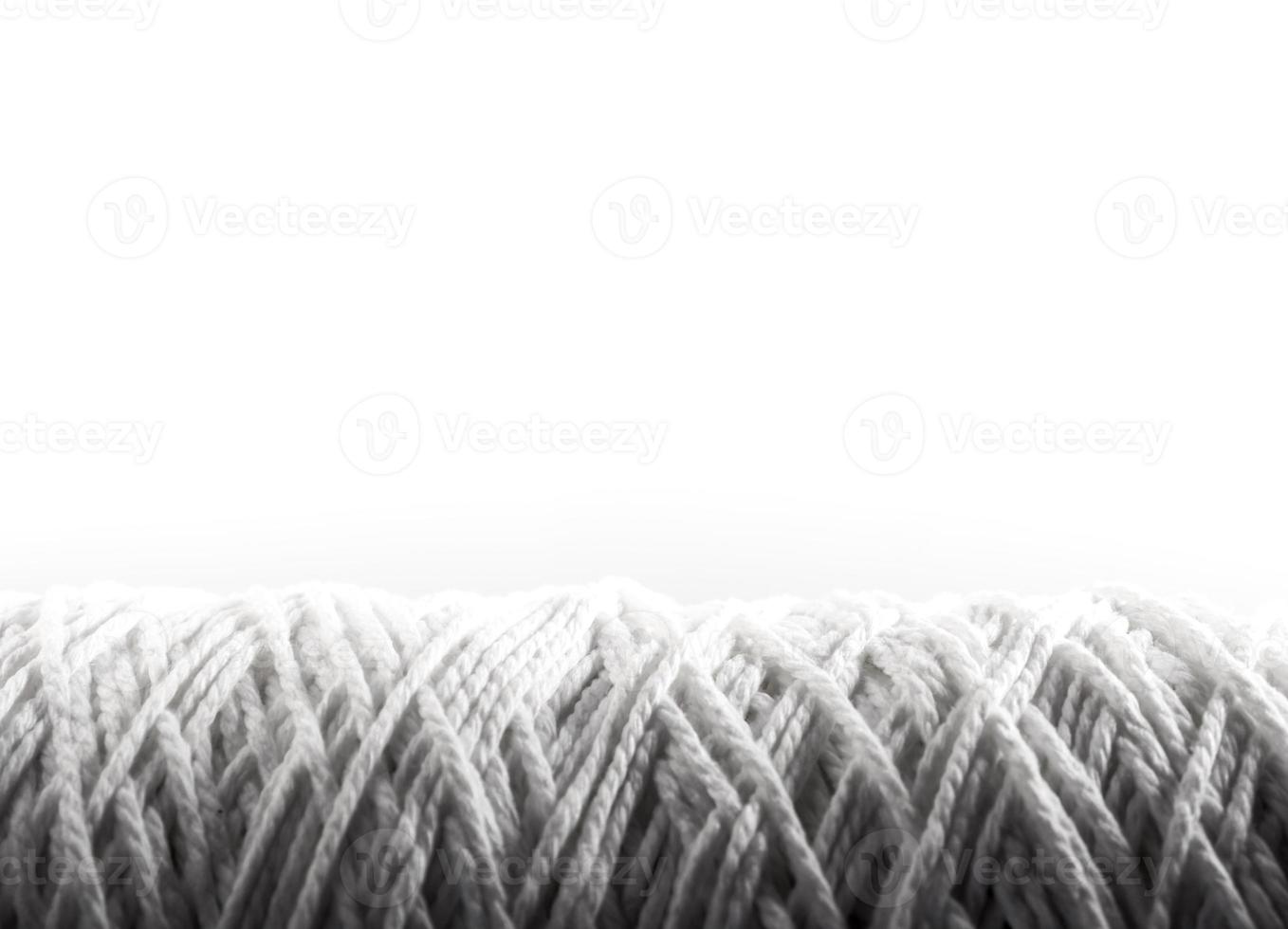 rulle av vitt rep isolerad på vit bakgrund foto
