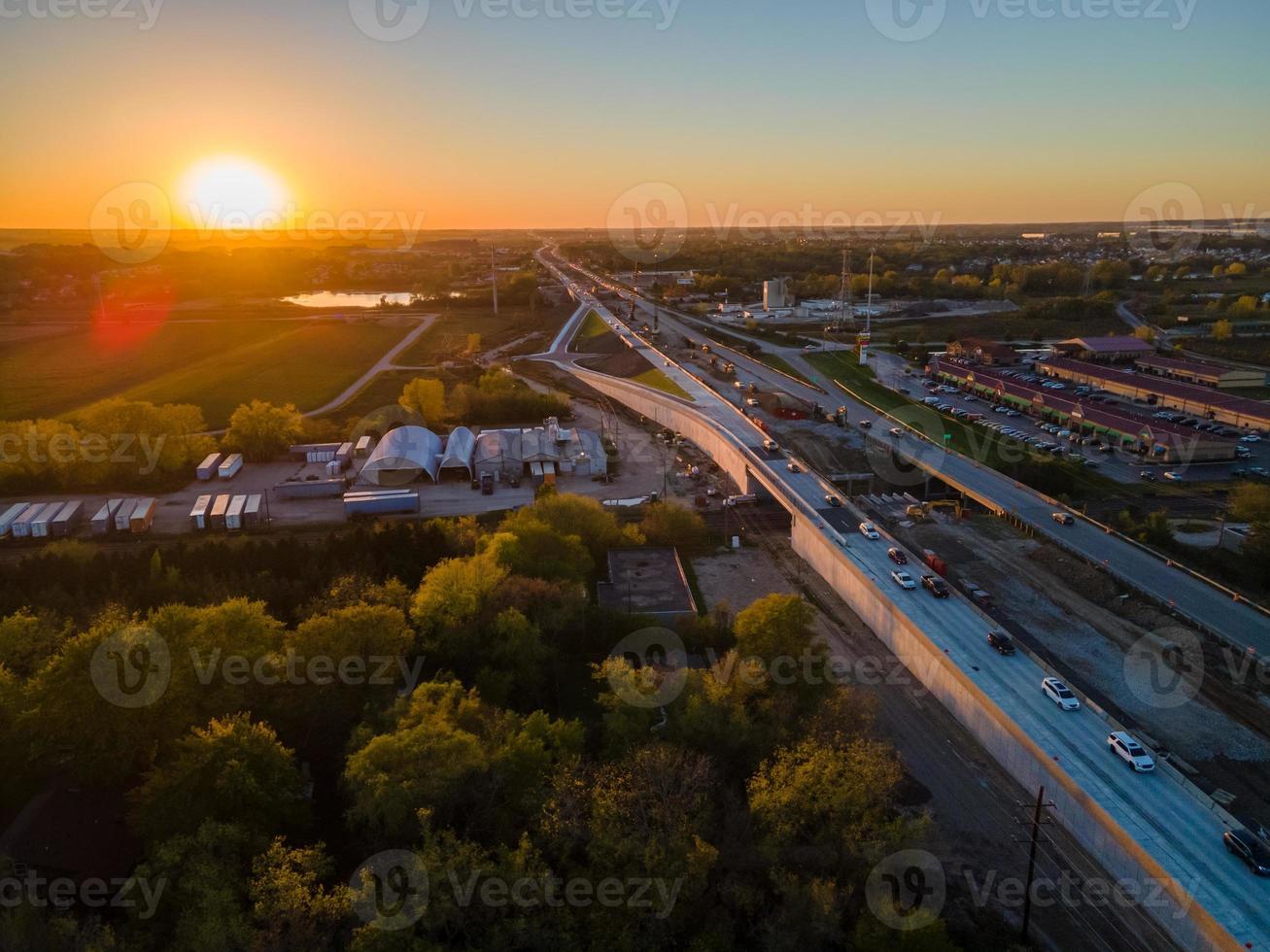 urban solnedgång med höstlövverk och köpcentrum foto