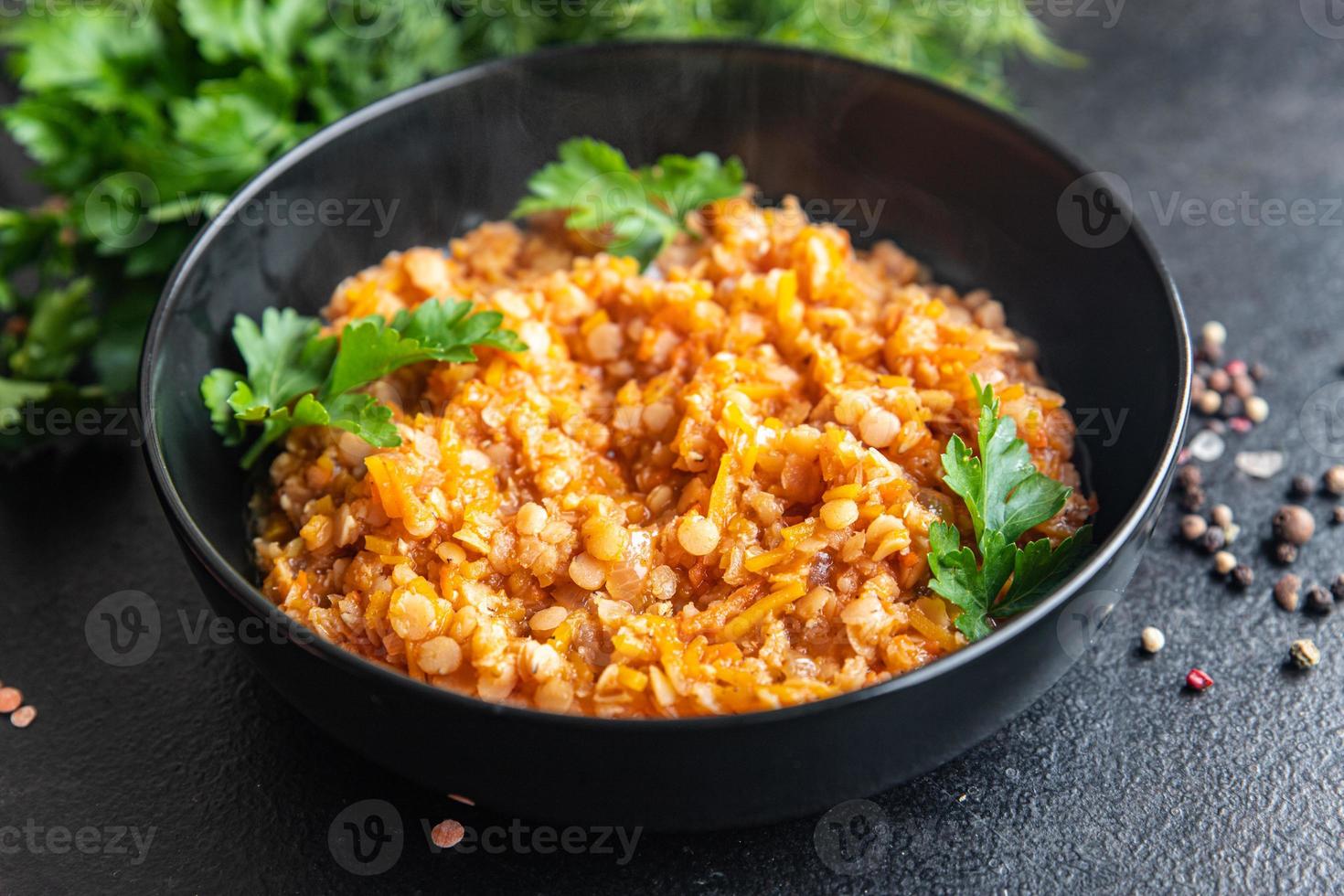 röda linser med grönsaker stuvade baljväxter och currykryddor indisk dalsoppa foto