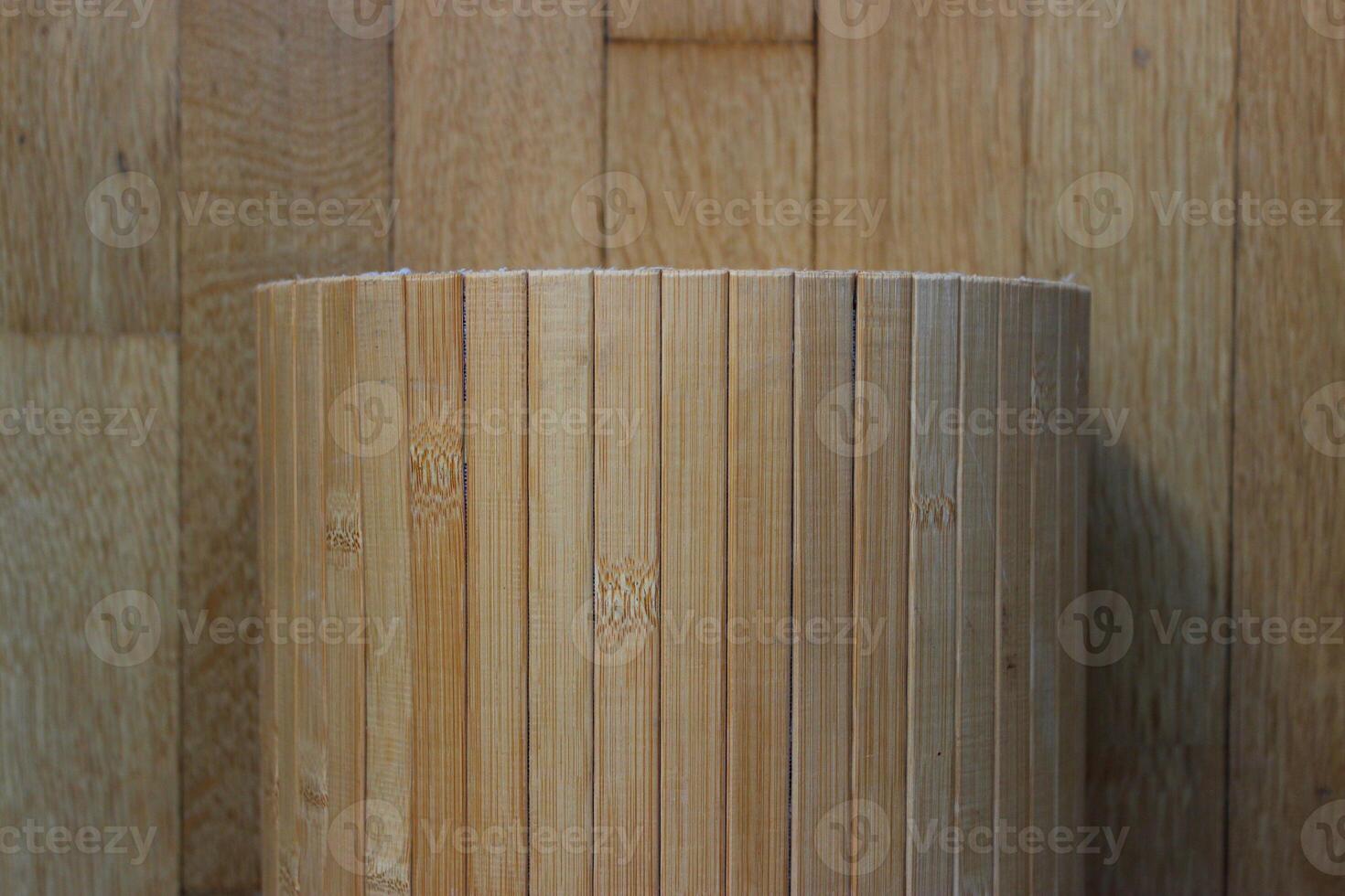 bambu plankor rulla på en trä- parkett stock Foto för bakgrunder