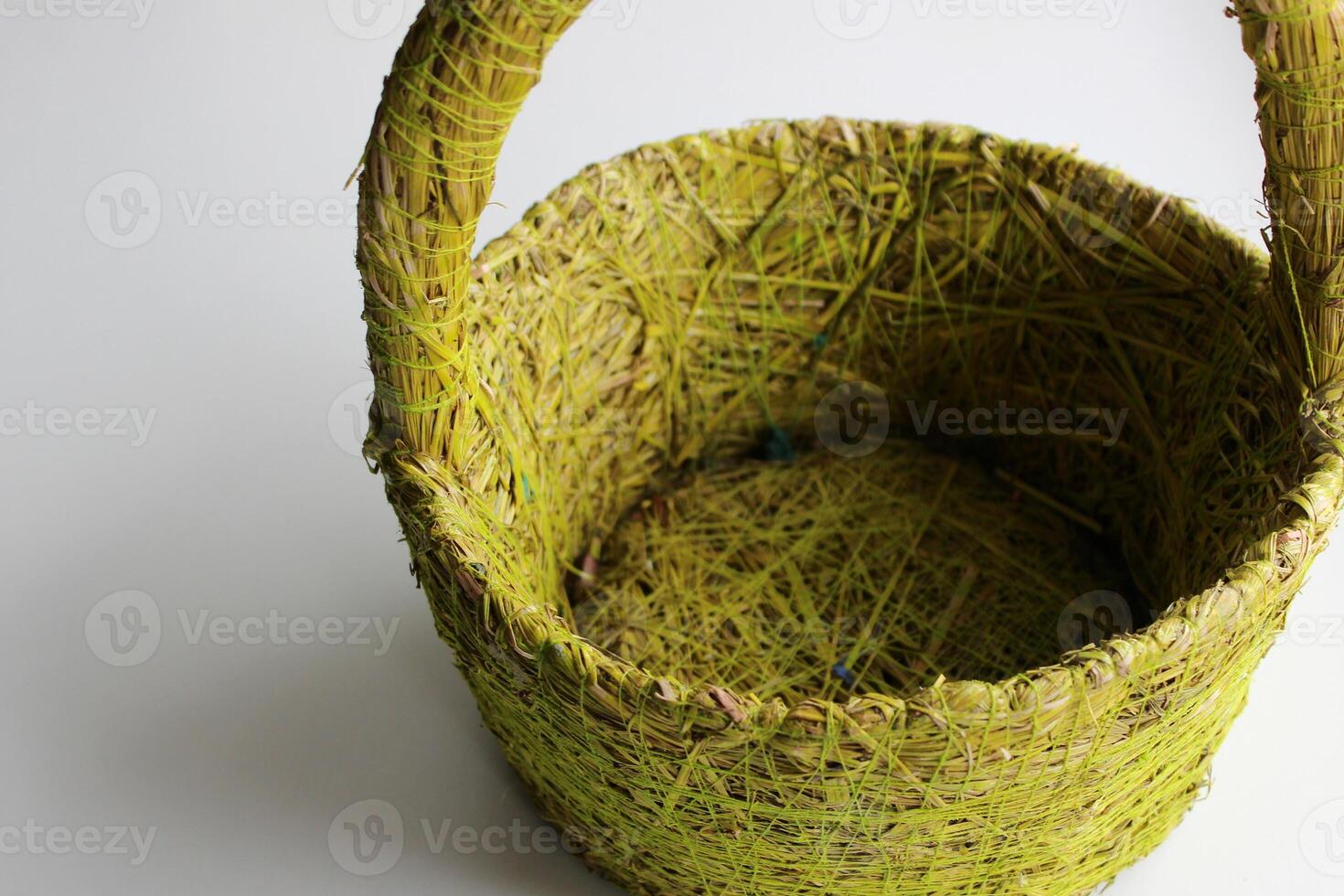 handgjort korg- korg med gräs fibrer på vit bakgrund foto