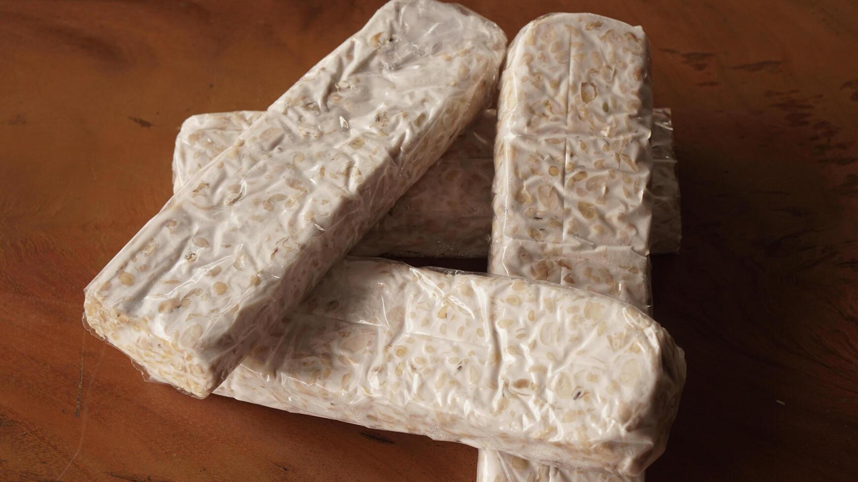 traditionell indonesiska mat kallad tempeh. Foto av tempeh i rå form