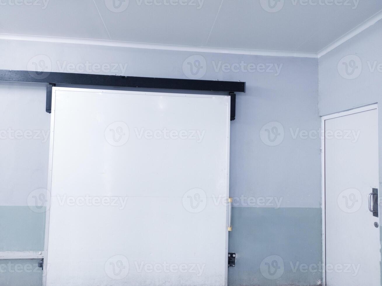 modern glidning dörr på de korridor rum. vit Plats för text på styrelse dörr. foto