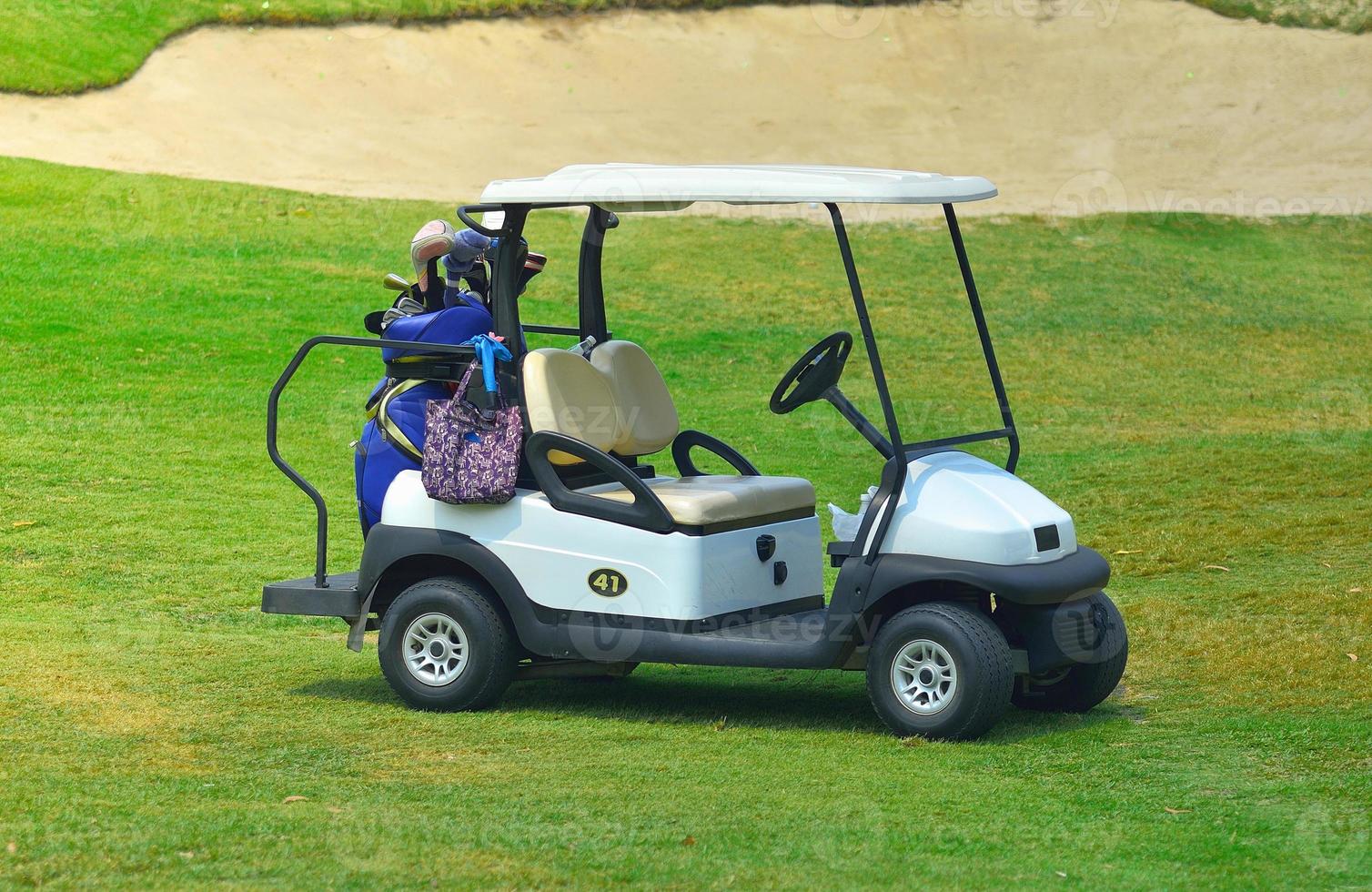 golfbilar på en golfbana foto