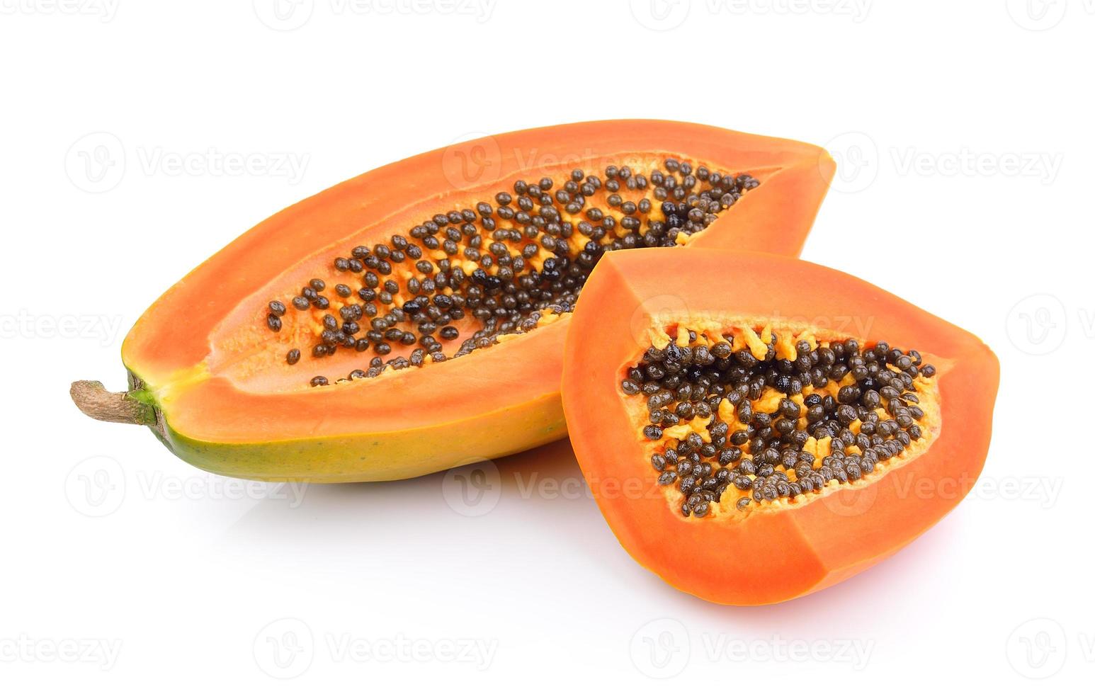 papaya skiva på vit bakgrund foto