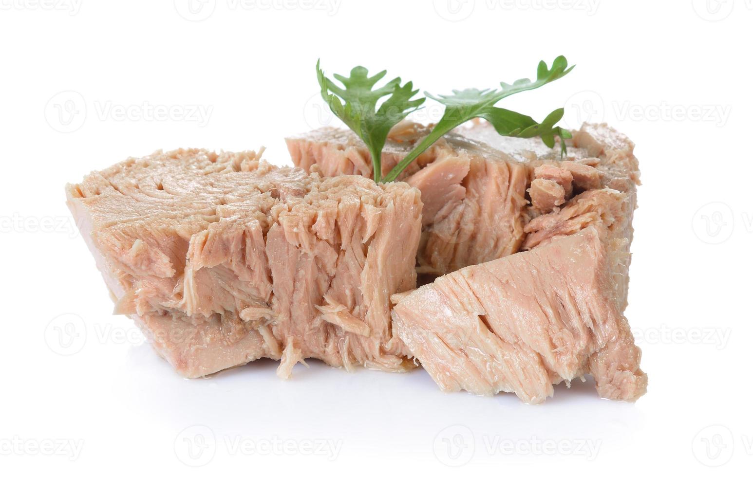 konserverad tonfisk på vit bakgrund foto