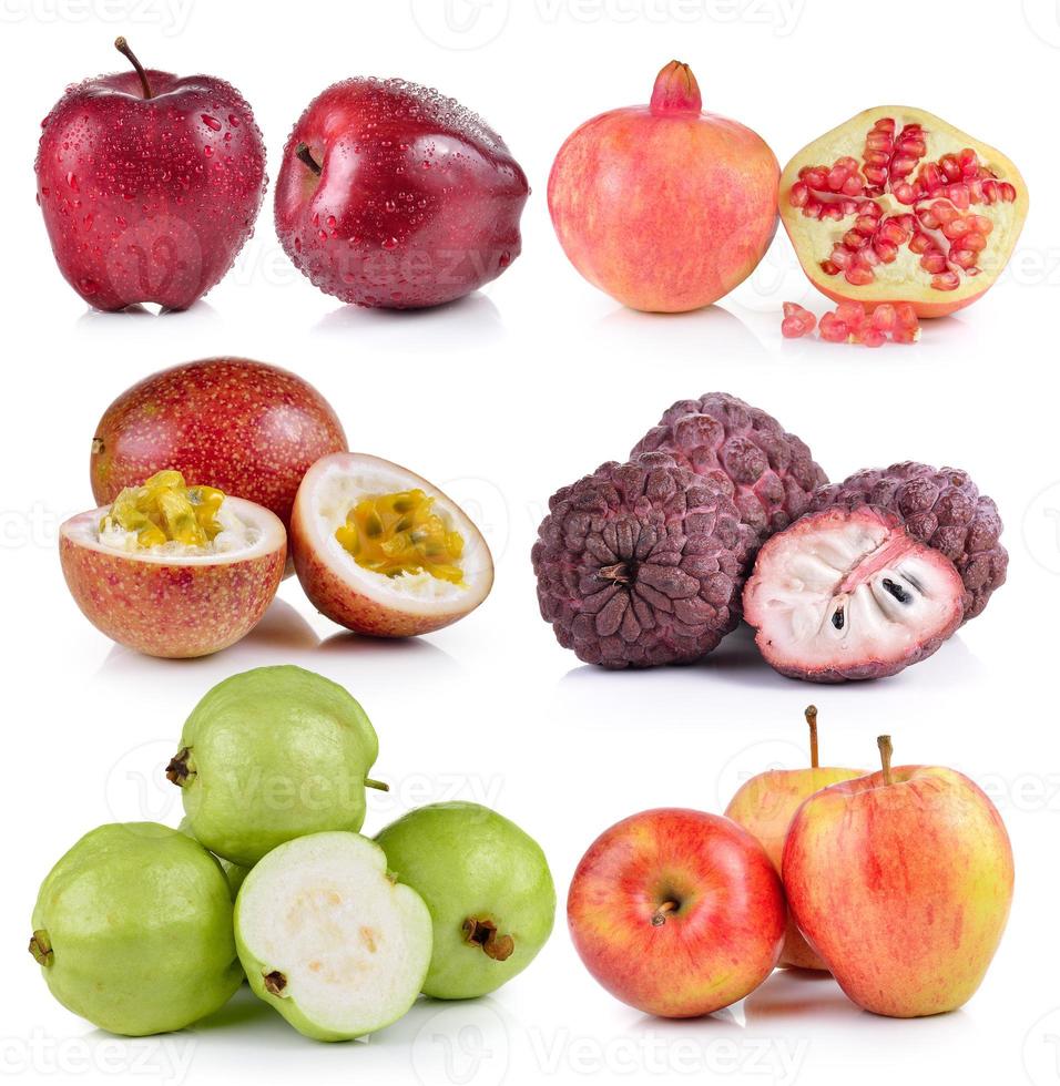 guava, äpple, vaniljsås äpple, passionsfrukt, granatäpplen på vit bakgrund foto