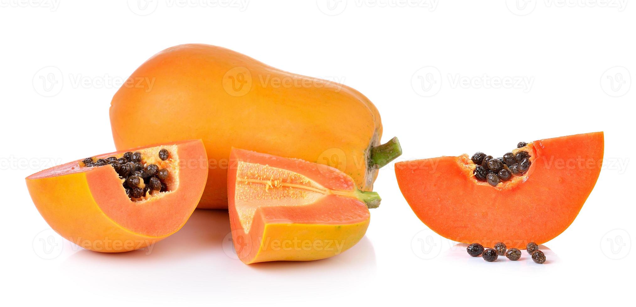 papaya på vit bakgrund foto