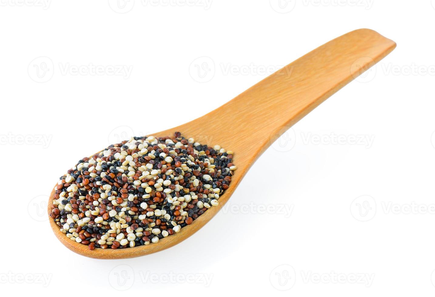 quinoa frön i trä skopa på vit bakgrund foto