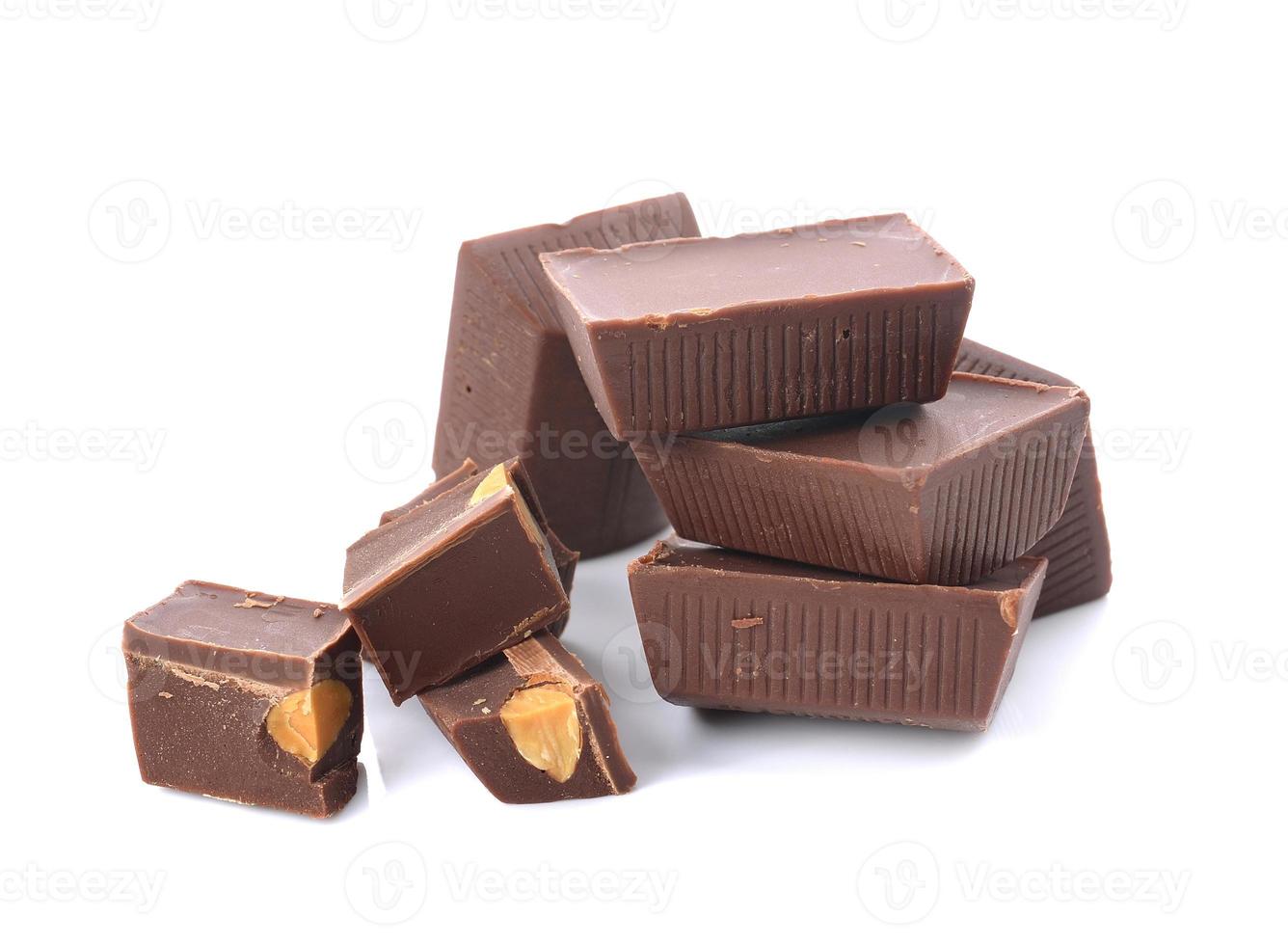 chokladkaka på en vit bakgrund foto