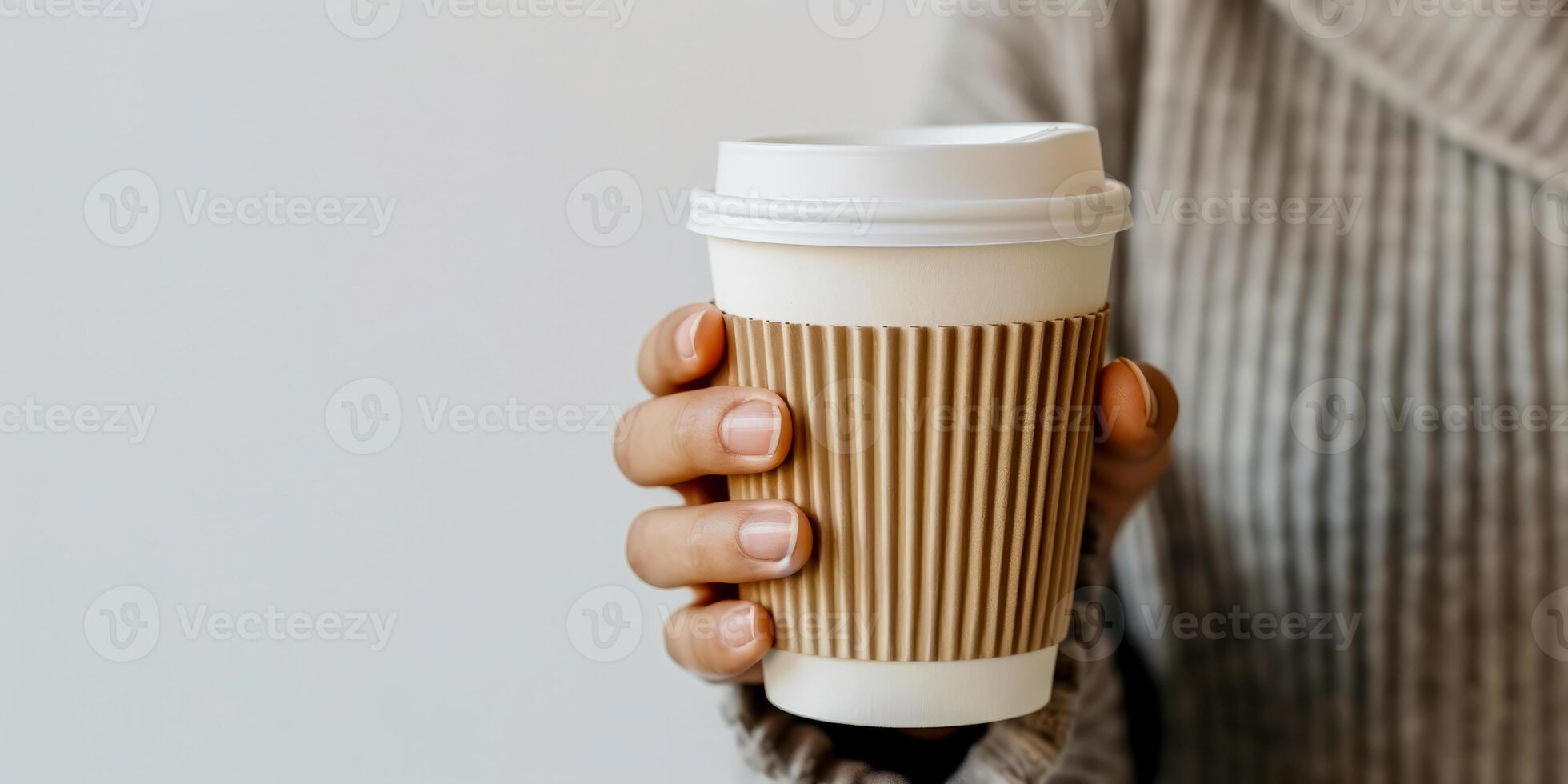 kvinna innehav en kaffe kopp foto