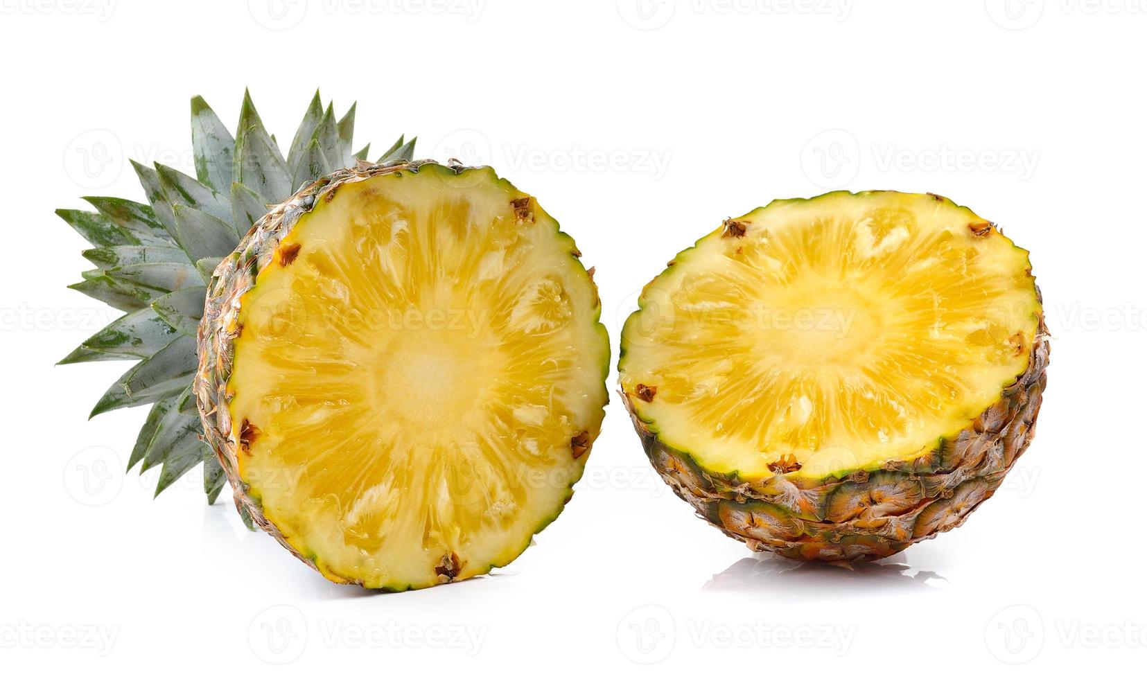 mogen ananas på en vit bakgrund foto