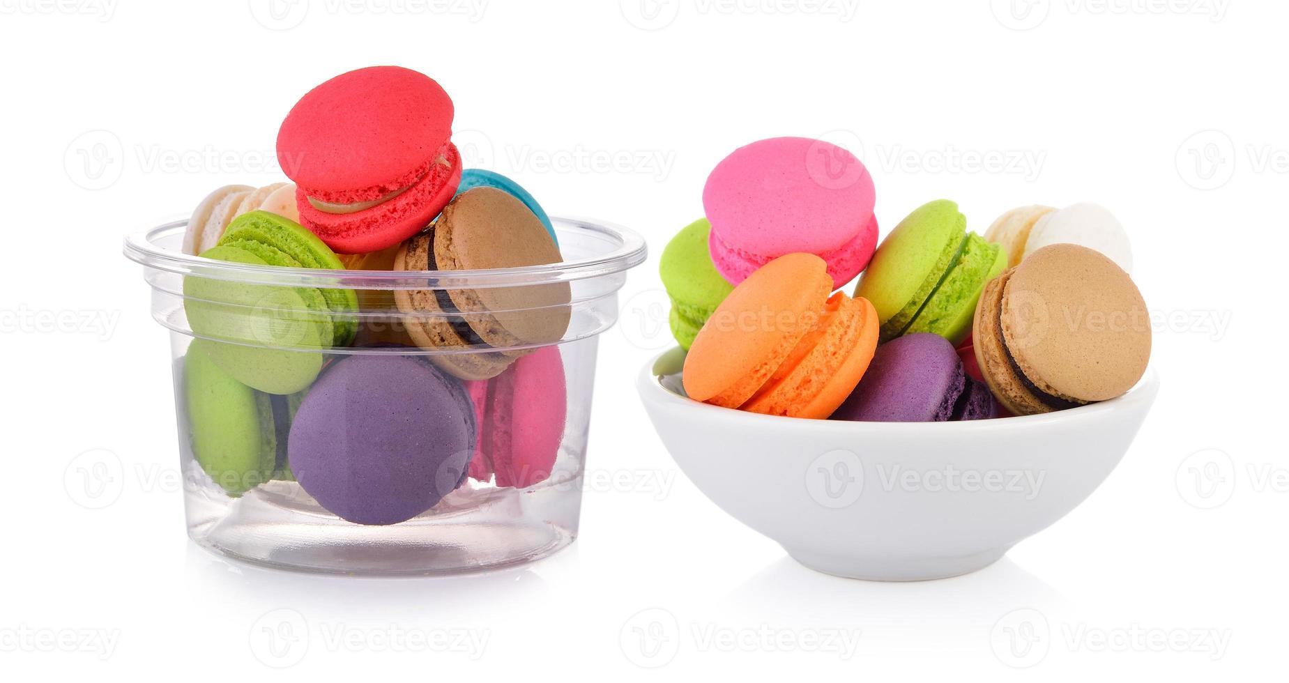 macaroons eller macaron i skålen på vitt foto