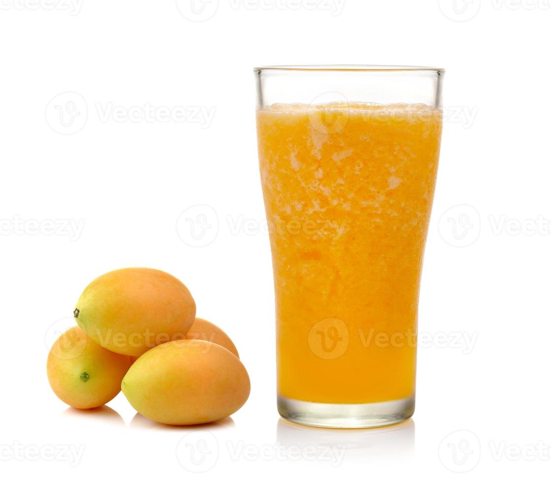 marian plommon juice och frukt isolering vit bakgrund foto