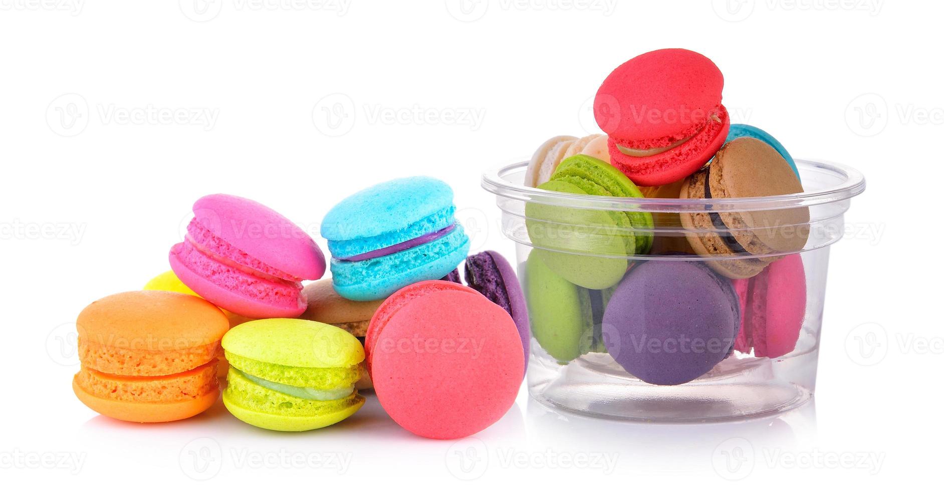 färgglada franska macaroons eller macaron på vit bakgrund foto