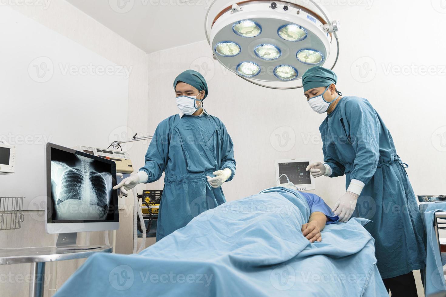kirurg och assistent diskuterar tillsammans på operationssalen. kirurgi och akut koncept foto