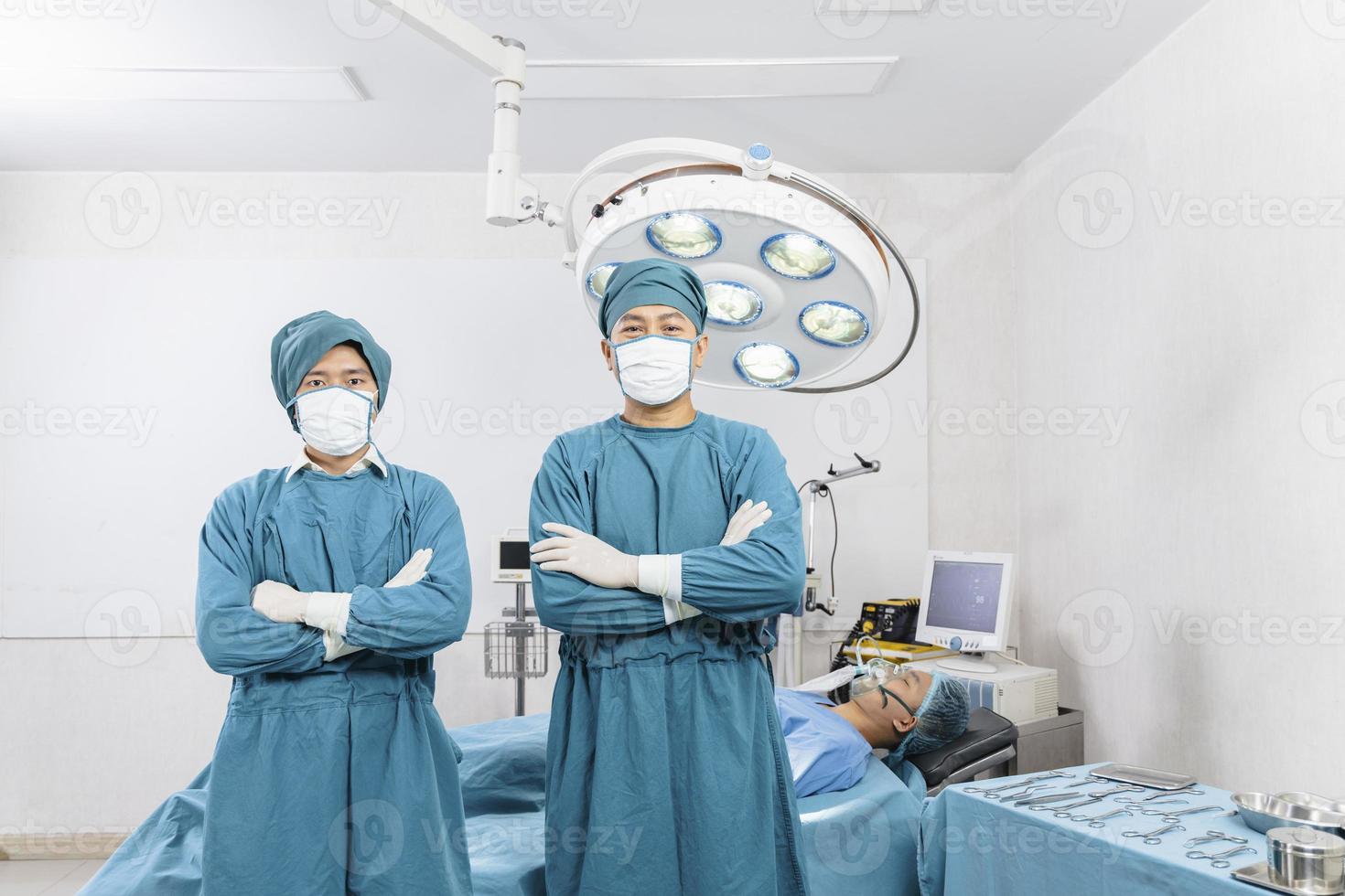 porträtt av två kirurger som står i operationssalen. kirurgi och akut koncept foto