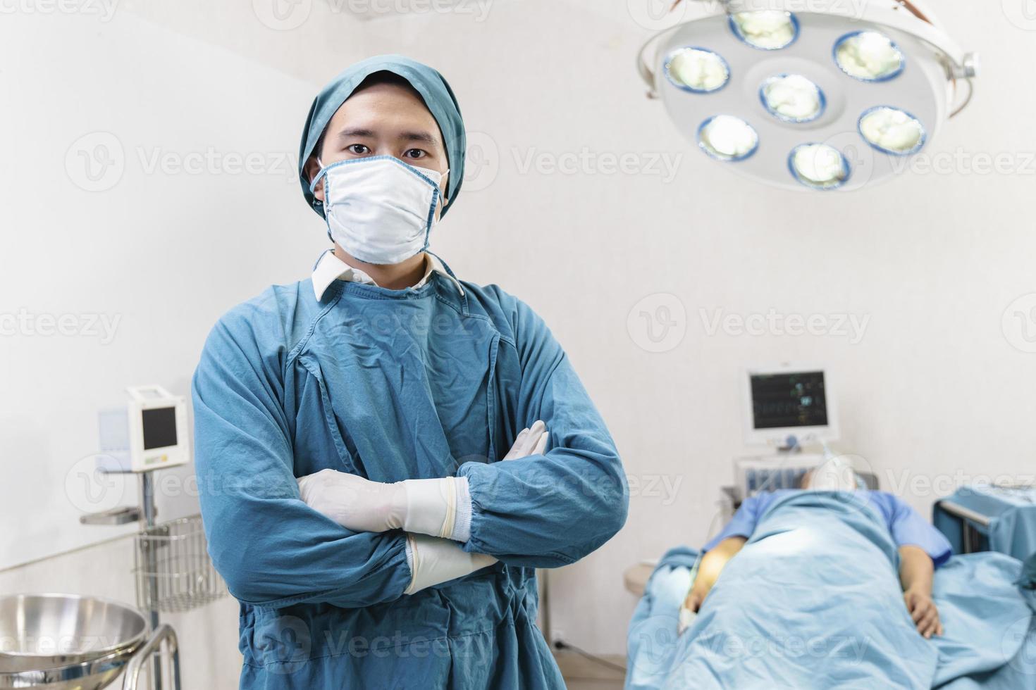 porträtt av två kirurger som står i operationssalen. kirurgi och akut koncept foto