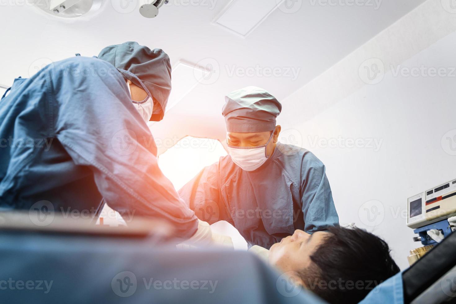 kirurg opererande patient med en assistent på operationssalen. kirurgi och akut koncept foto