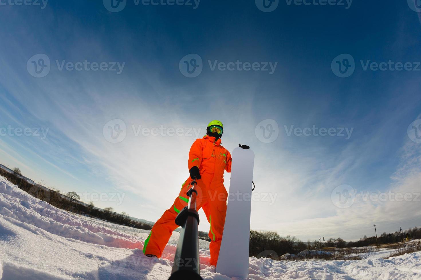 snowboardåkare med snowboarden som gör en selfie foto