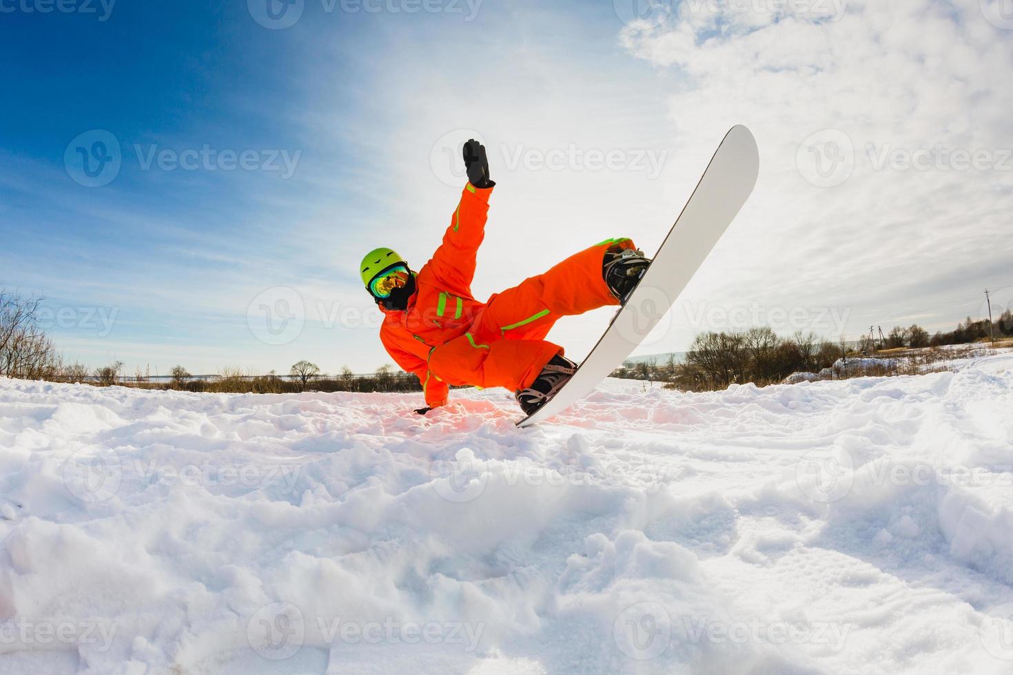 snowboardåkare gör ett trick i skidbacken foto