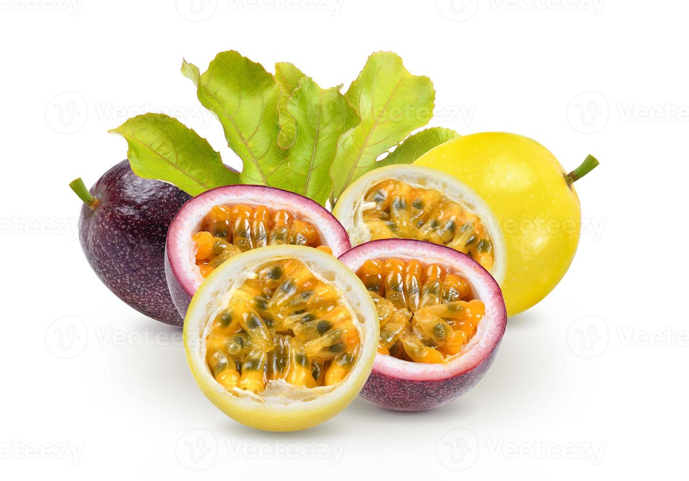 passionsfrukt med blad på vit bakgrund foto