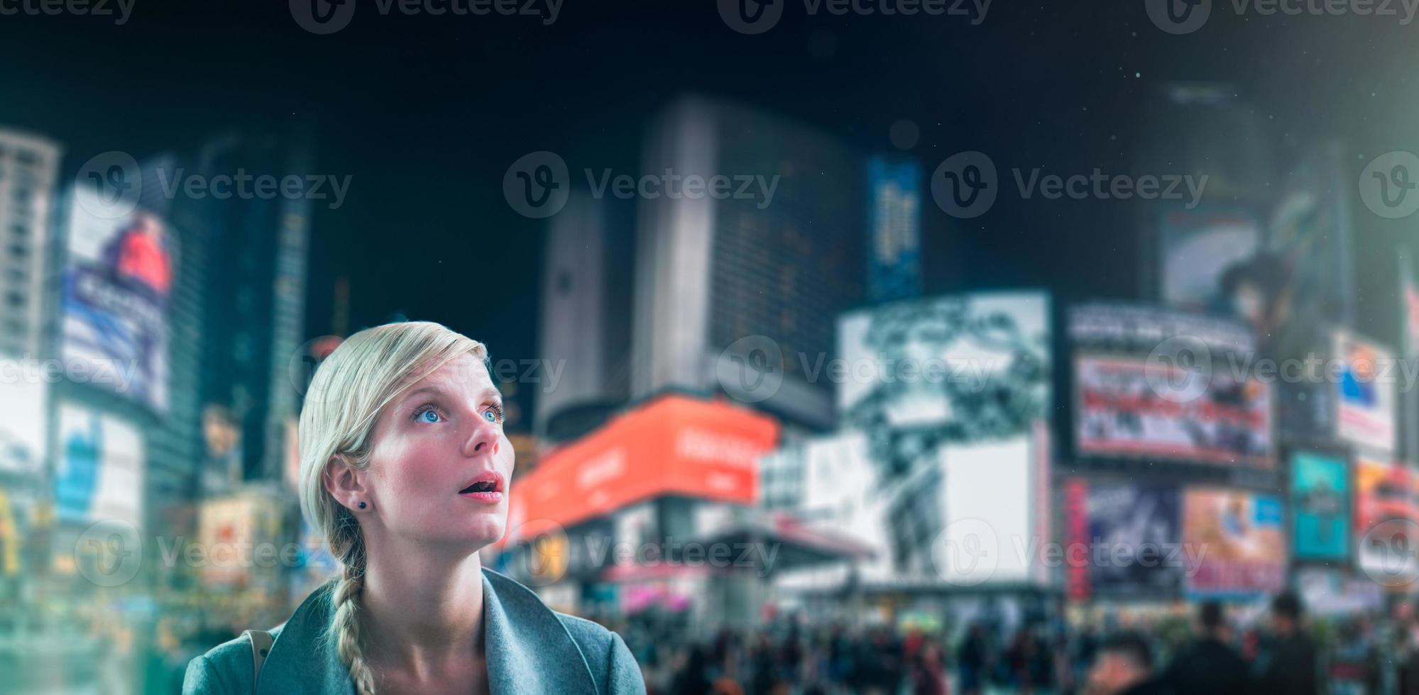 trångt times square högupplöst panorama på natten och led-reklam som lyser upp platsen. foto