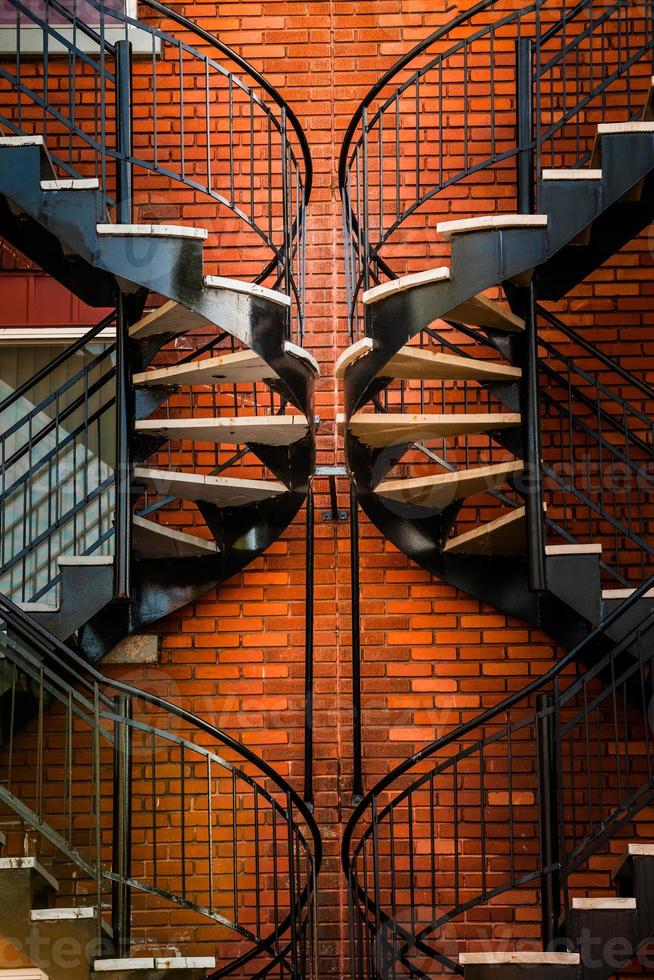 symmetriska trappor och tegelvägg foto