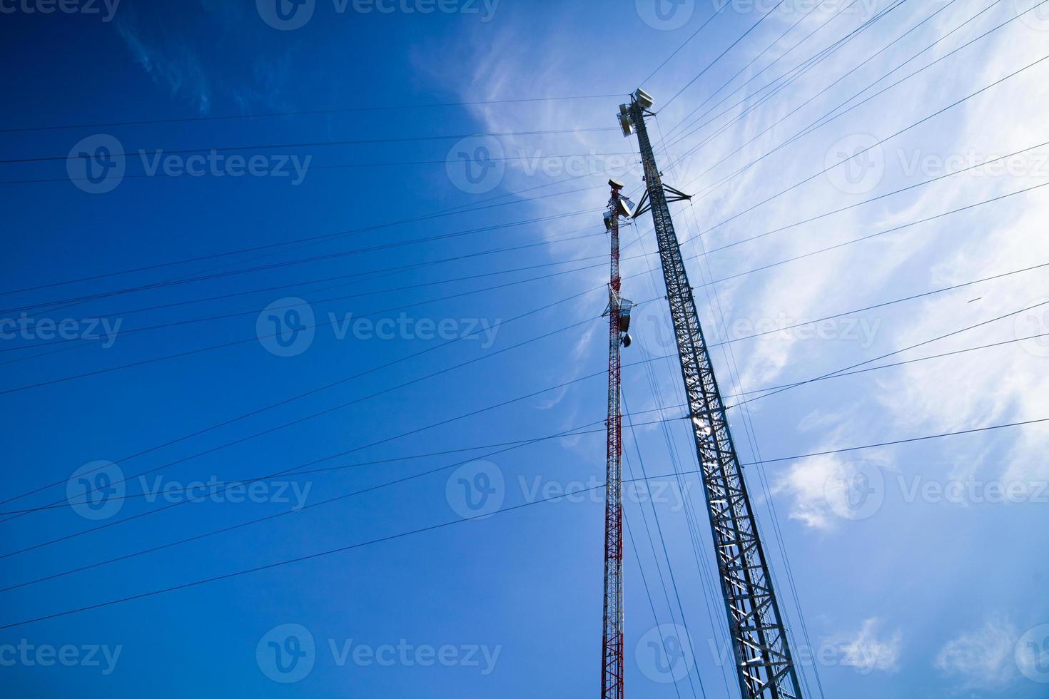 stolpe med elektriska ledningar foto