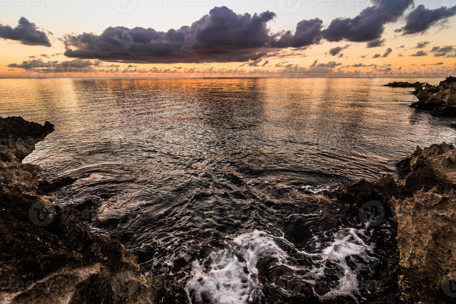 stora vulkaniska stenar i solnedgångsljus i san-andres island, Karibien. foto