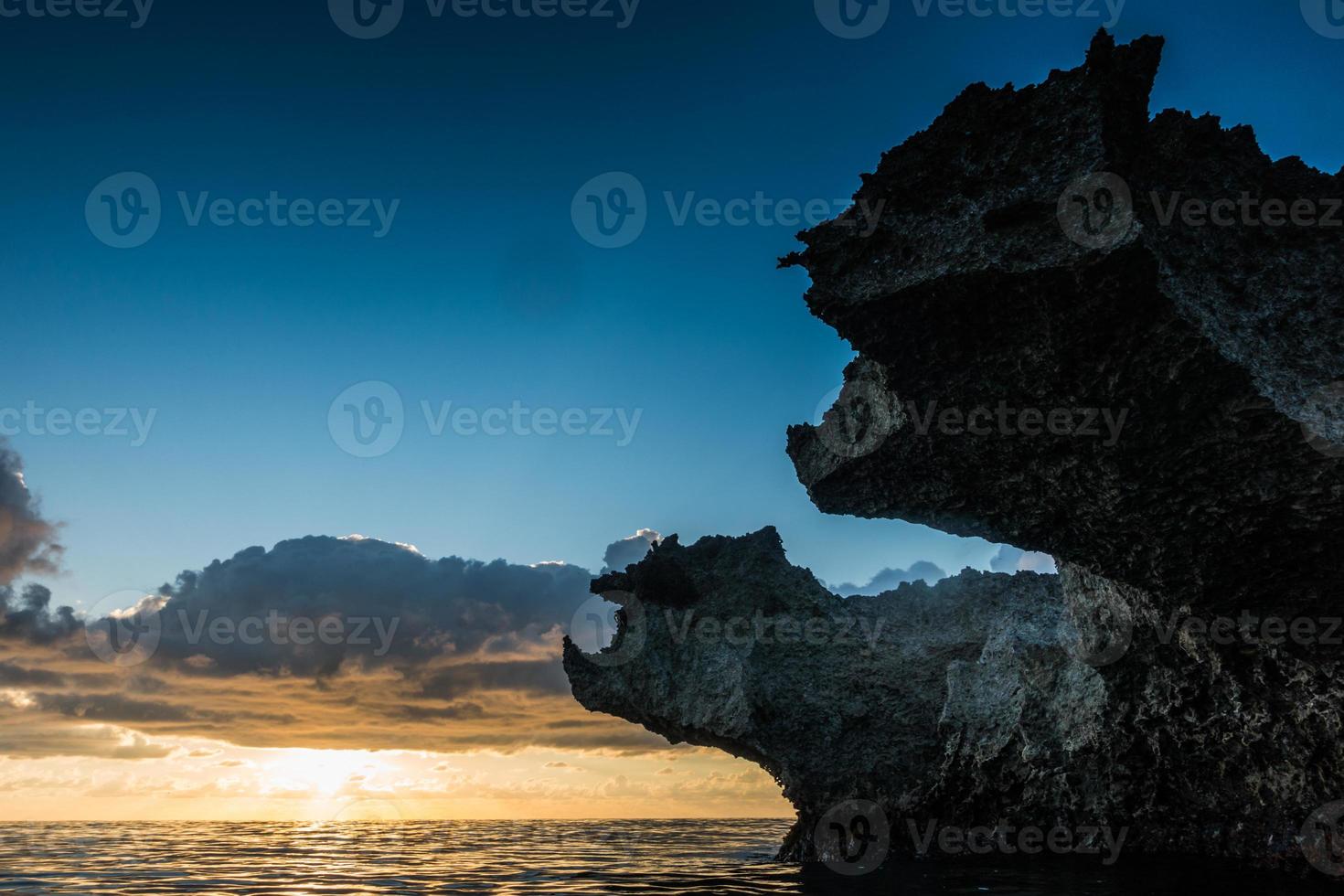 stora vulkaniska stenar i solnedgångsljus i san-andres island, Karibien. foto