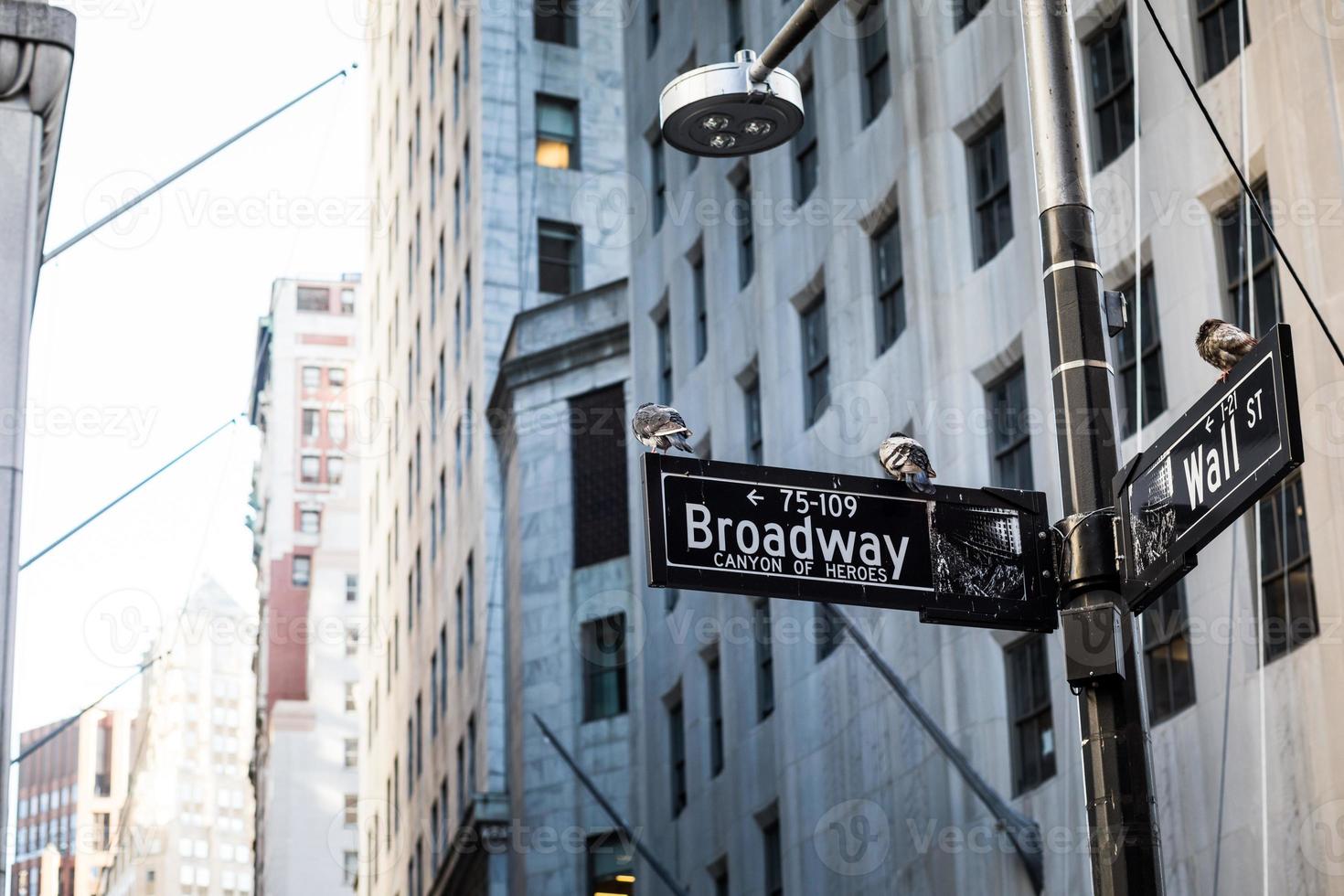 Wall Street-skylt i manhattan city, new york foto