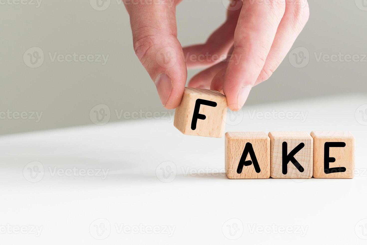 begrepp för falsk Nyheter. kuber placerad på en tidning form de ord falsk foto