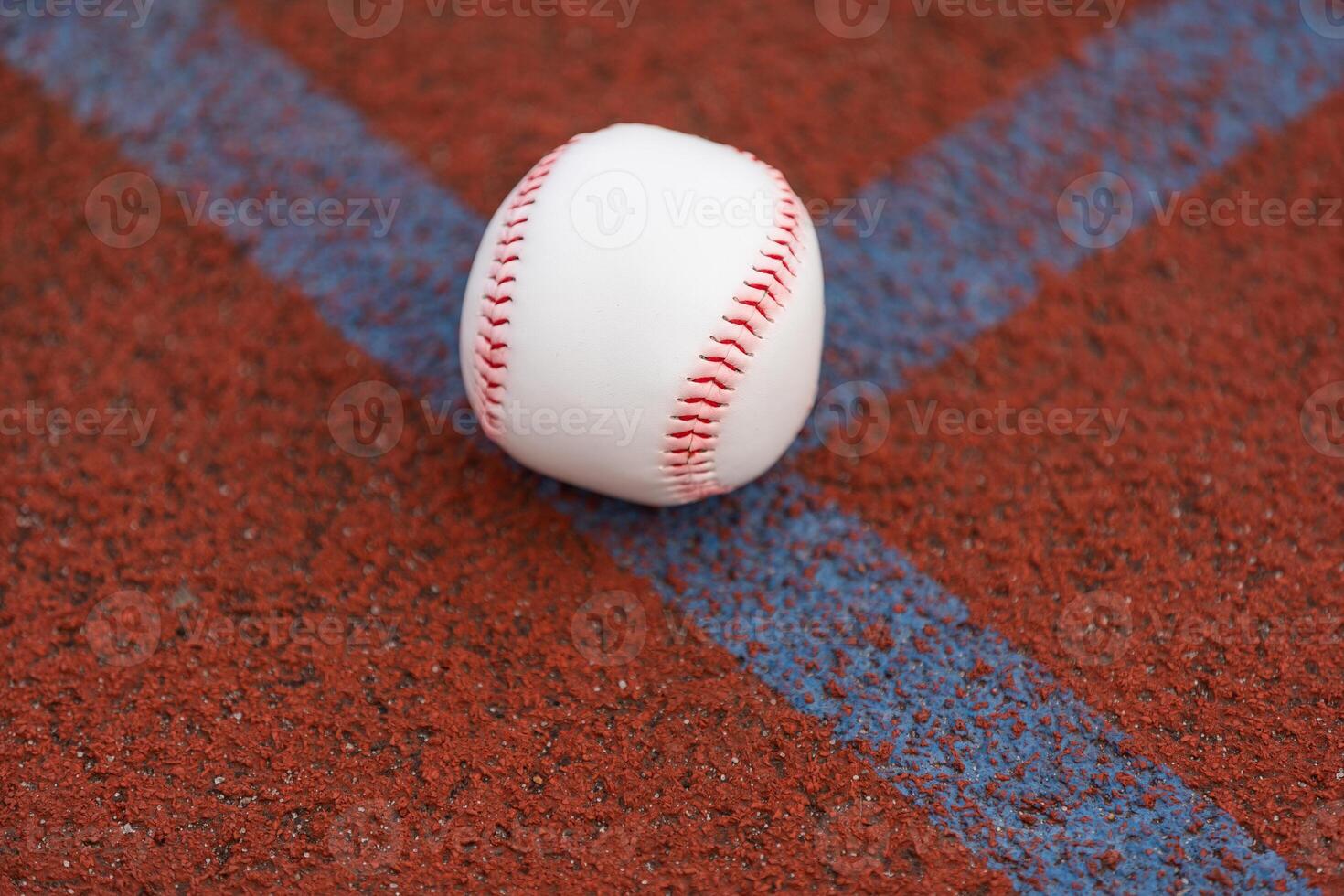 ett baseboll på UPPODLAD av sport fält foto
