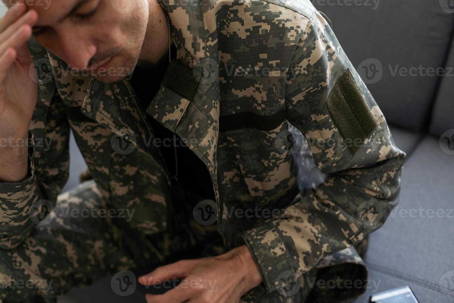 deprimerad soldat med flaska Sammanträde i levande rum. alkohol missbruk. foto