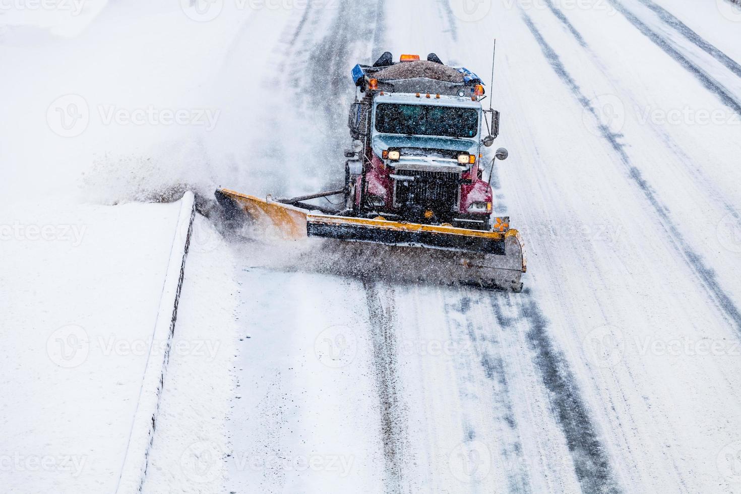 snöplog som tar bort snön från motorvägen under en snöstorm foto