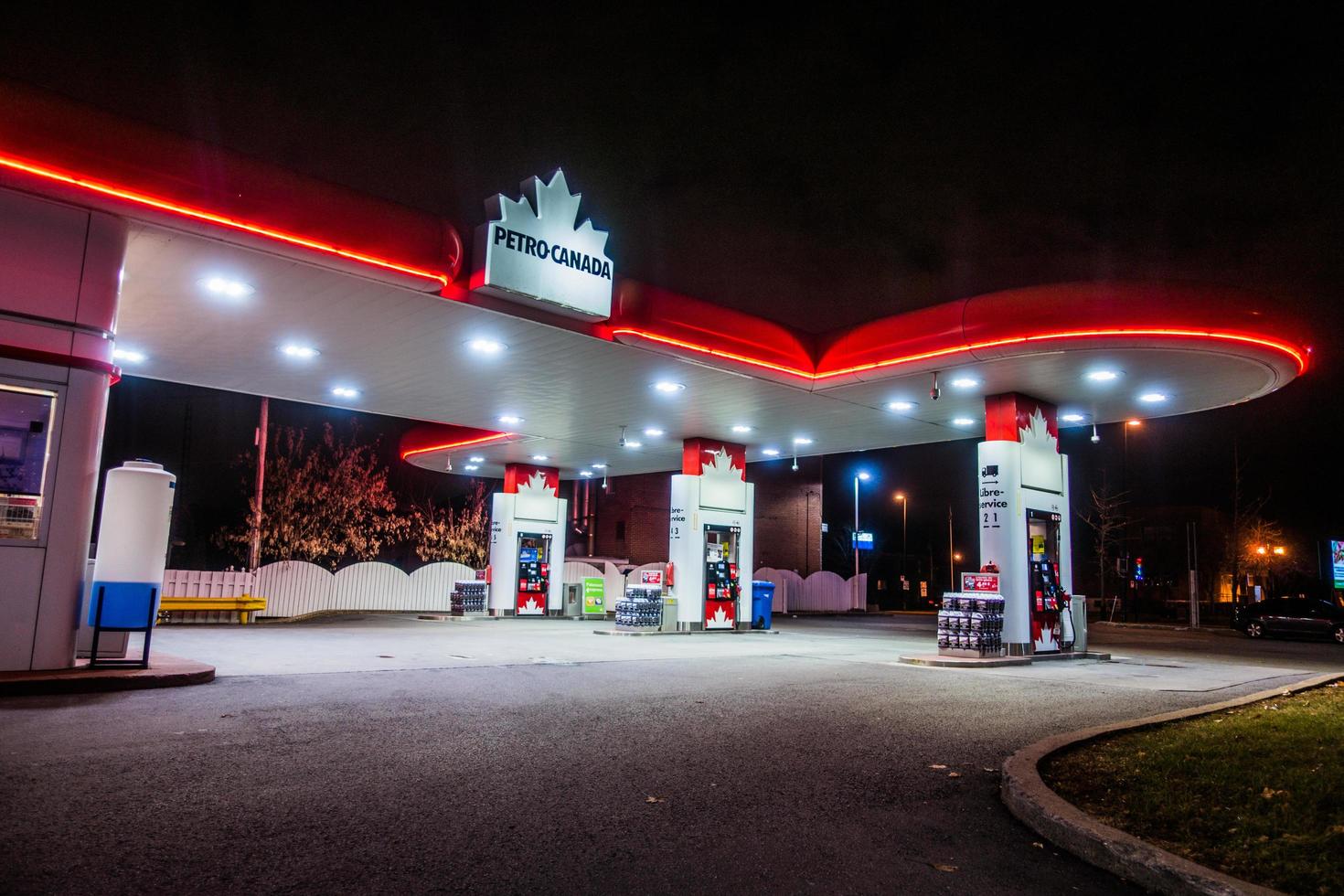montreal, kanada 1 december 2017. petro canada handel och bensinstation upplyst sent på natten foto