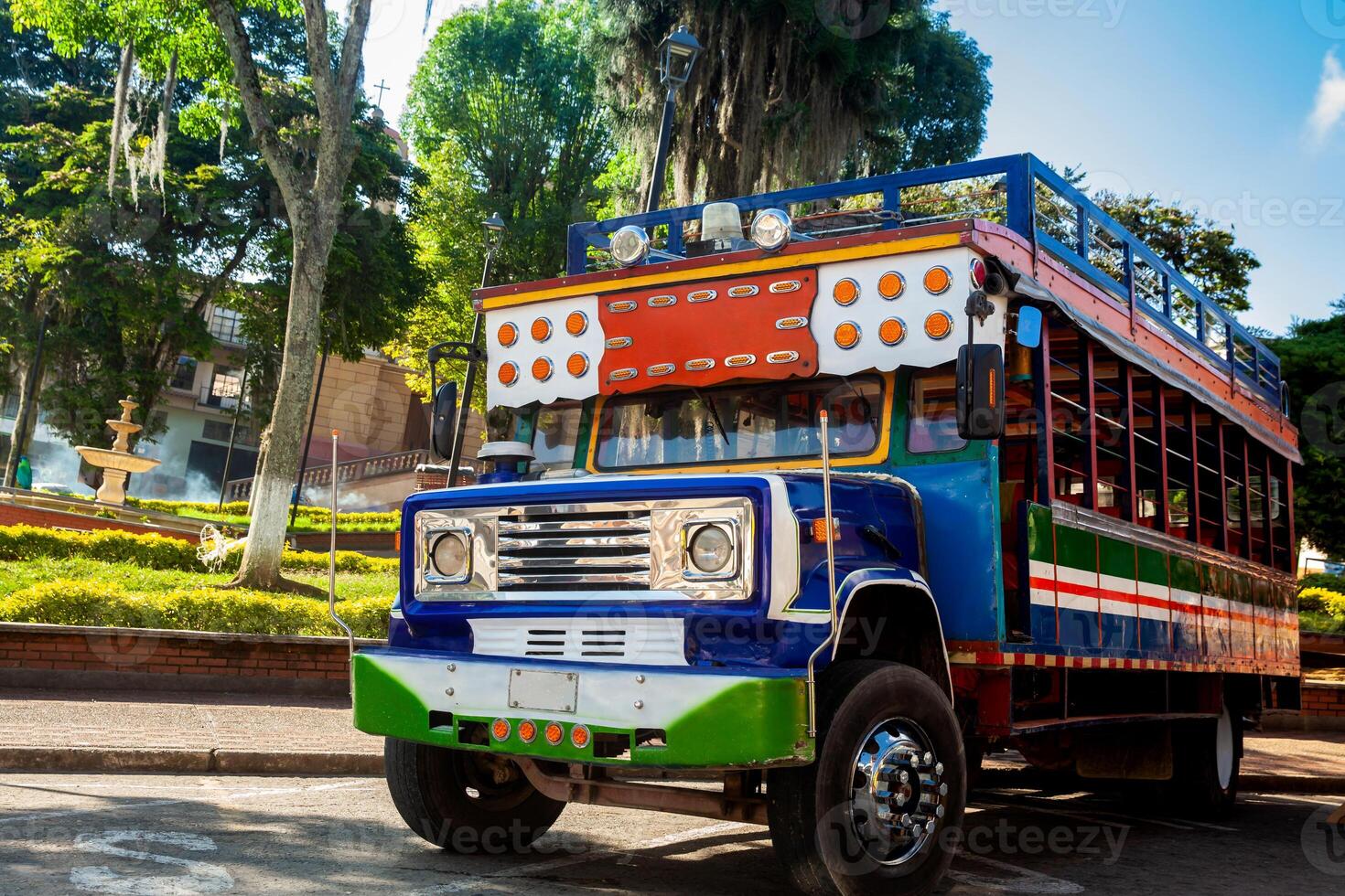 färgrik traditionell lantlig buss från colombia kallad chiva foto