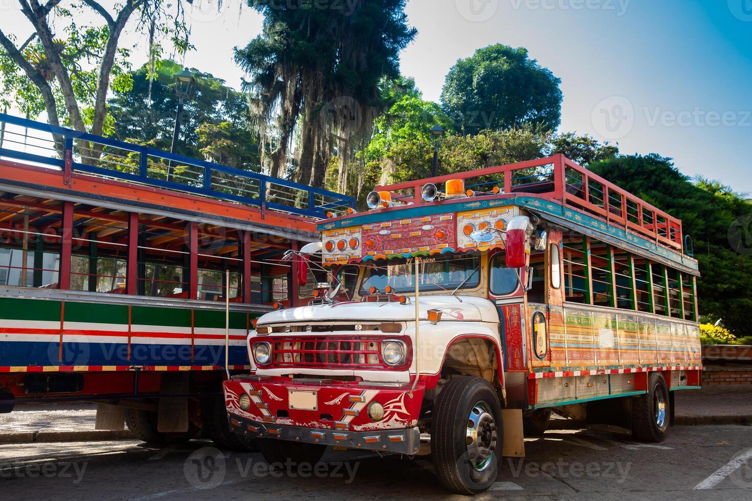 färgrik traditionell lantlig buss från colombia kallad chiva foto