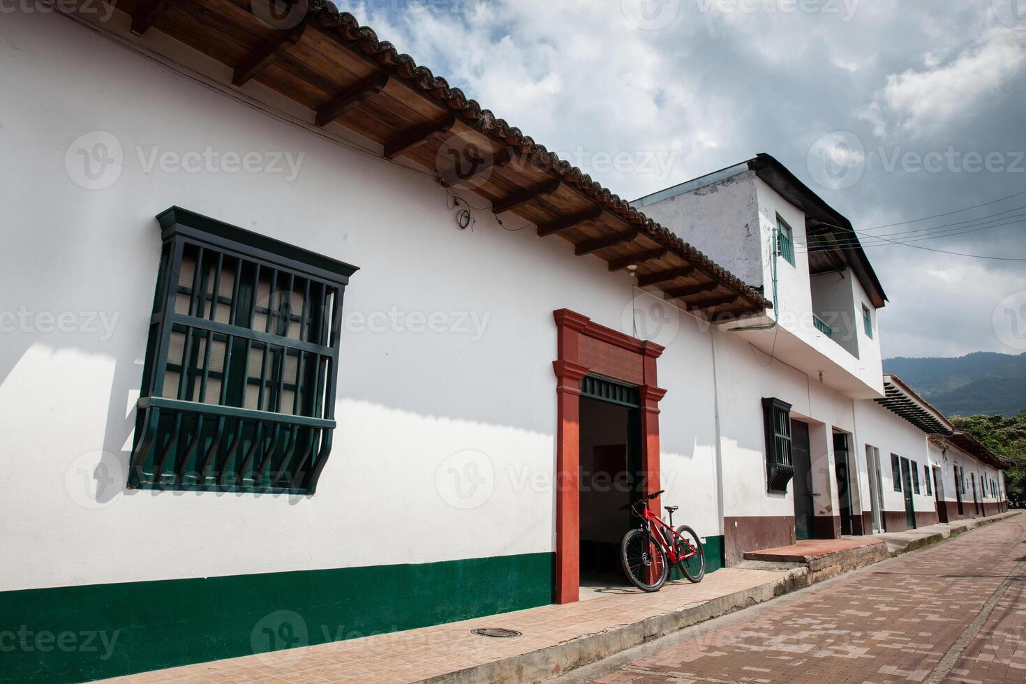 se av de skön gator av de arv stad av guaduas belägen i de avdelning av cundinamarca i colombia. foto