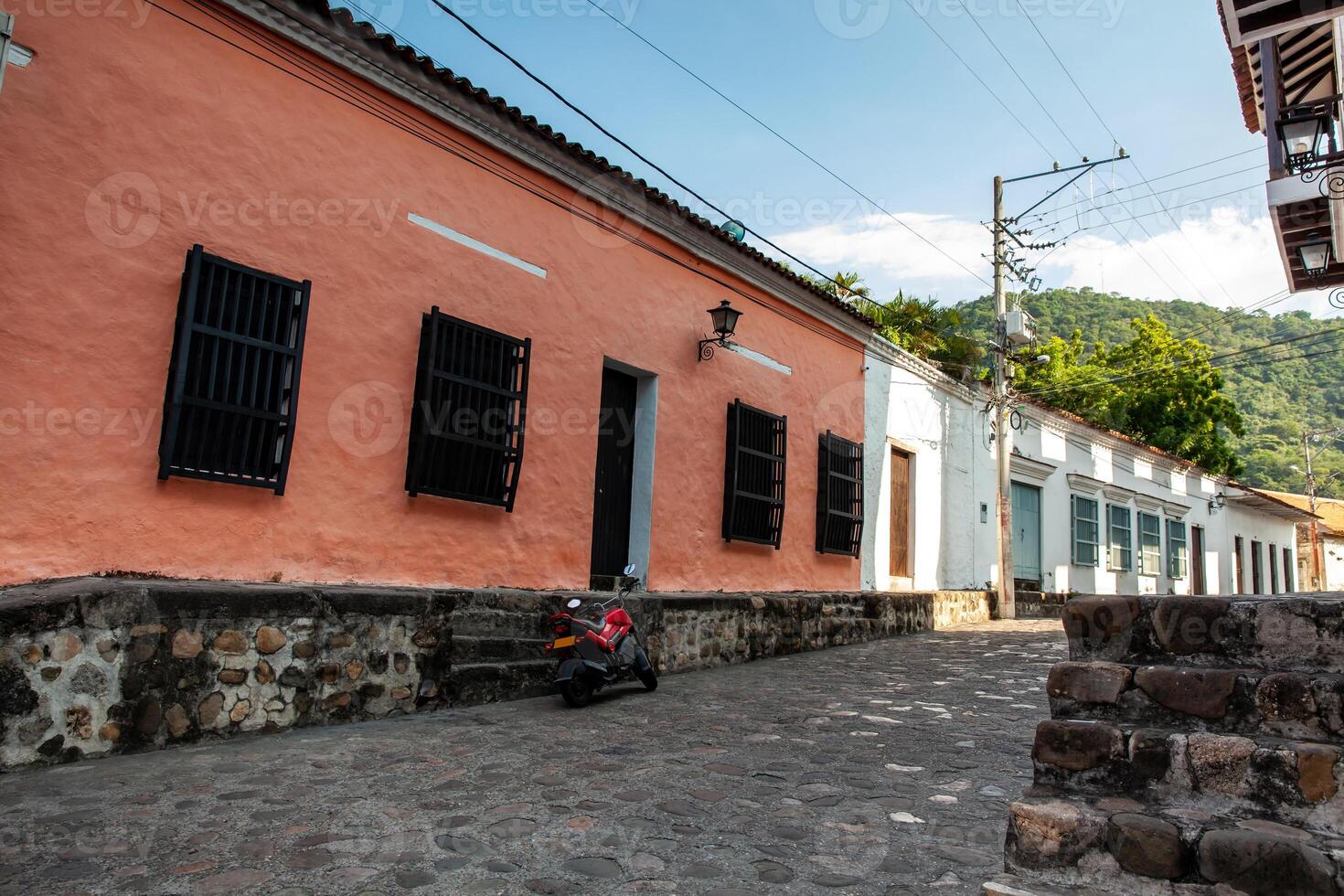skön antik gator av de arv stad av honda belägen i de avdelning av tolima i colombia foto
