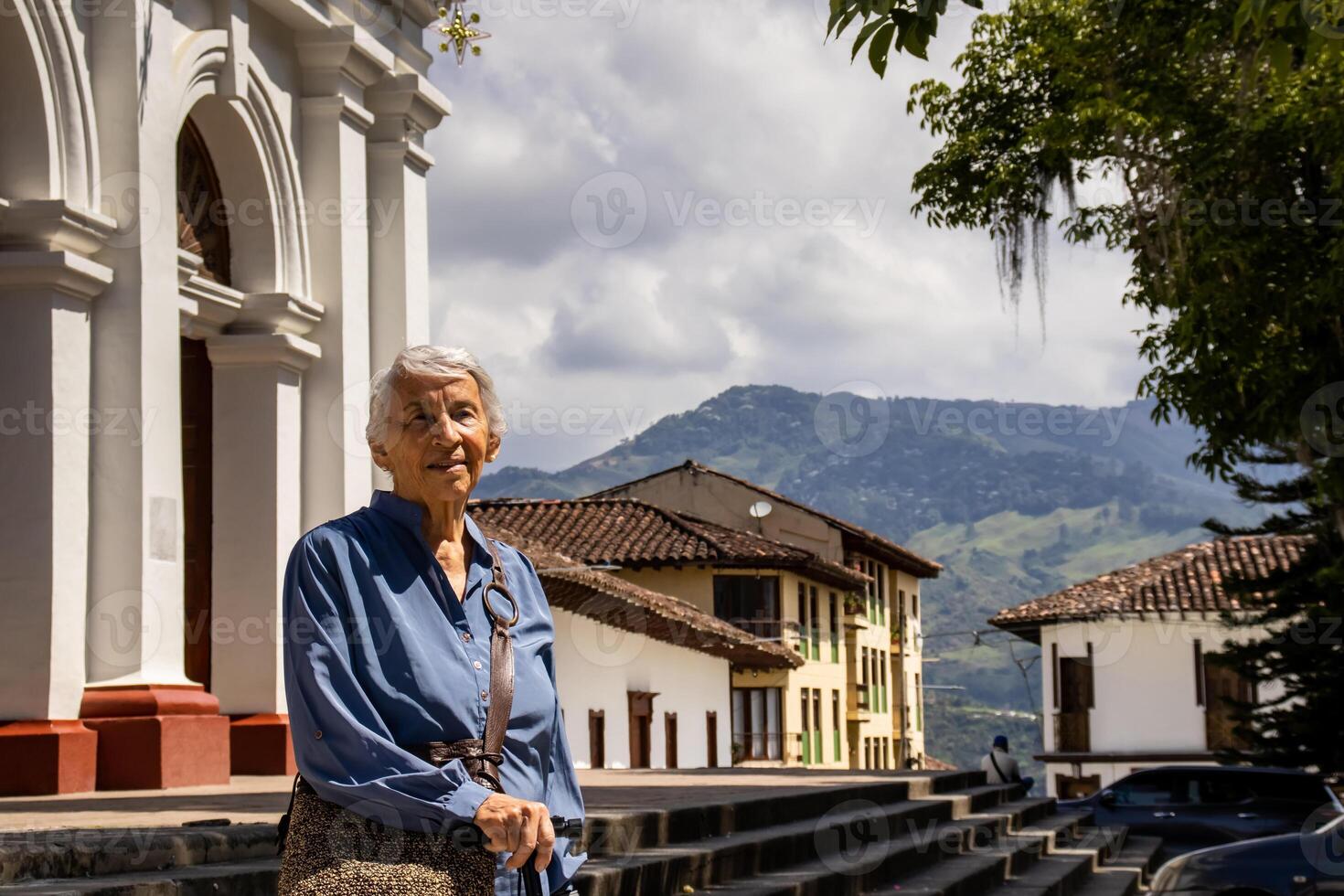 senior kvinna turist på de skön arv stad av salamina i de avdelning av caldas i colombia foto