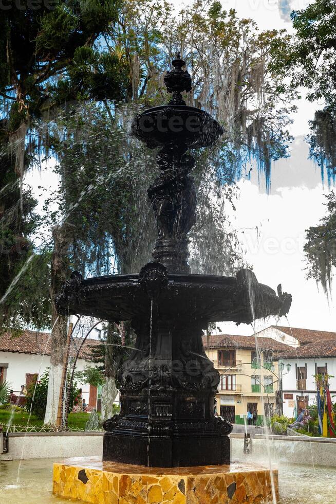 antik fontän på de central fyrkant av salamina byggd förbi de tysk fast kissing och holman och tog med förbi fartyg till colombia i 1889. foto