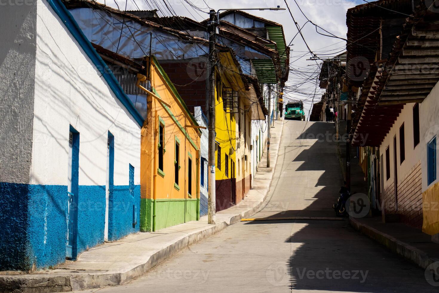 skön gata av de arv stad av salamina belägen på de caldas avdelning i colombia. traditionell yipao. foto