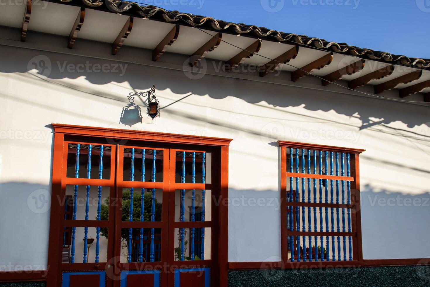 skön Fasad av de hus på de historisk stadens centrum av de arv stad av salamina belägen på de caldas avdelning i colombia. foto