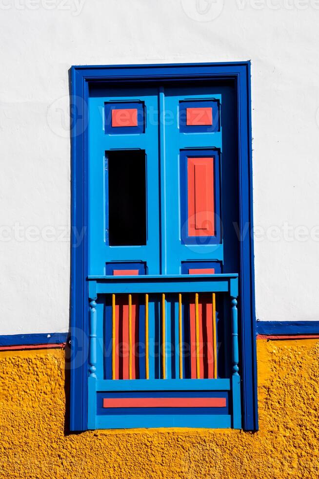 skön Fasad av de hus på de historisk stadens centrum av de arv stad av salamina belägen på de caldas avdelning i colombia. foto