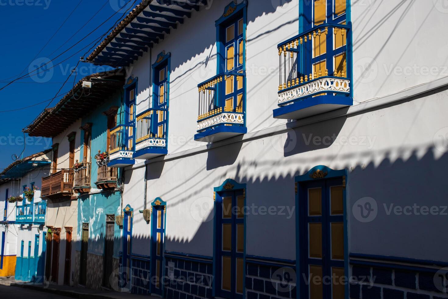 skön Fasad av de hus på de historisk stadens centrum av de arv stad av salamina belägen på de caldas avdelning i colombia. foto