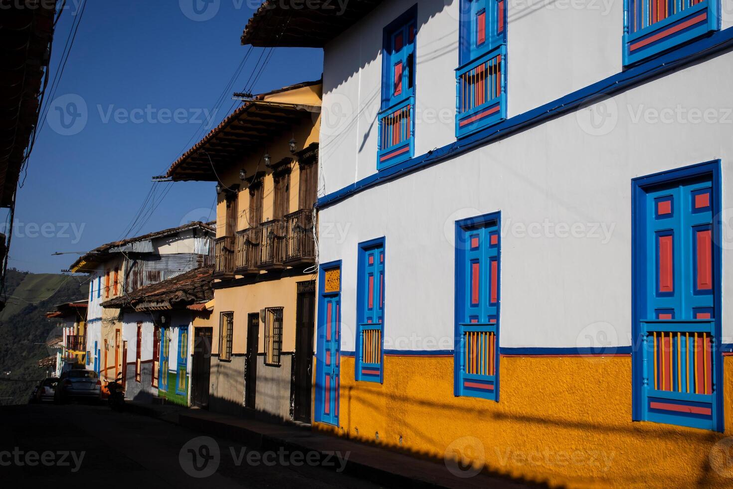 skön gator på de historisk stadens centrum av de arv stad av salamina belägen på de caldas avdelning i colombia. foto